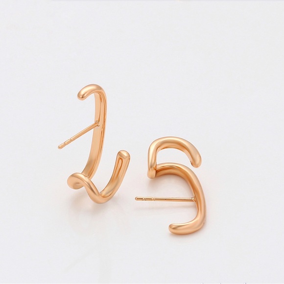 Huggie Earrings 18k Gold Plated Claw Earrings - Picture 10 of 16